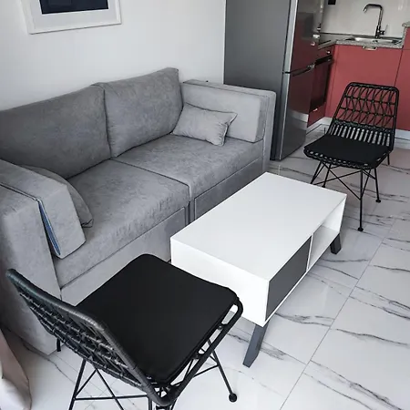 αdonis Apartment *