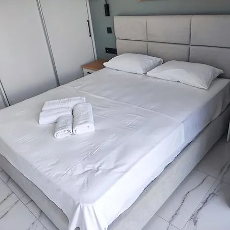 αdonis Apartment *